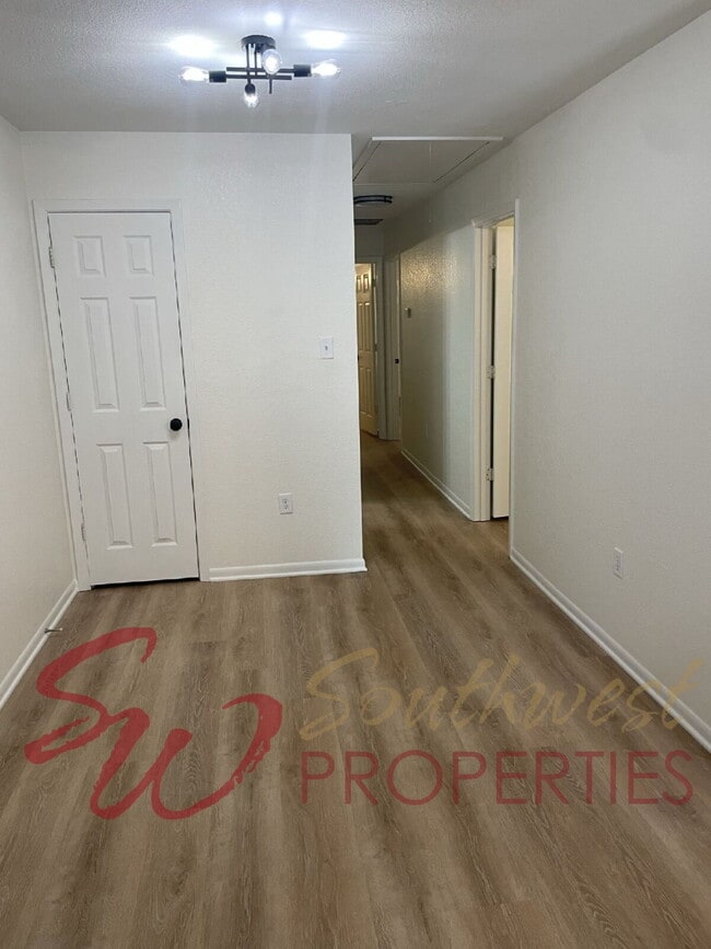 Building Photo - Charming, updated and bright duplex with private backyard!