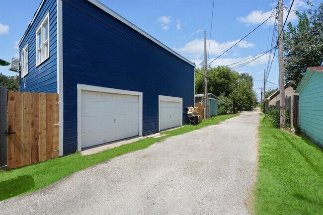 Building Photo - 3811 Ursuline St