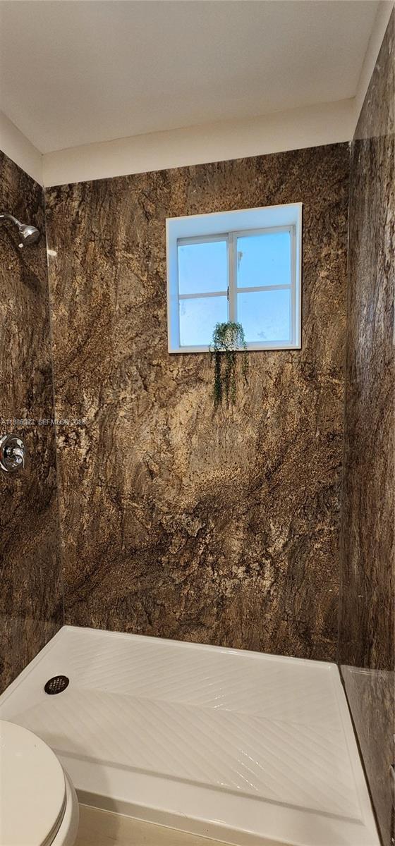 Building Photo - 800 SW 10th Ave