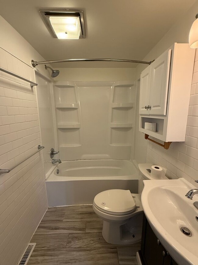 Building Photo - 3 Bedroom, 2 Bathroom House for Rent