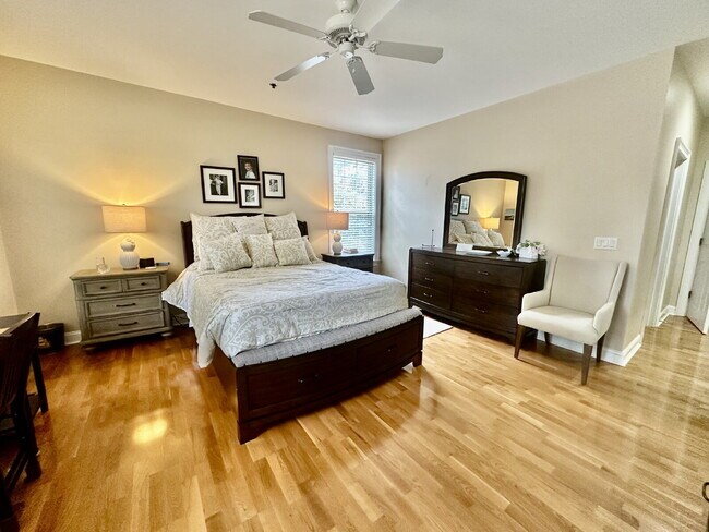 Building Photo - Spacious Two Bedroom Condo in the Crescent!