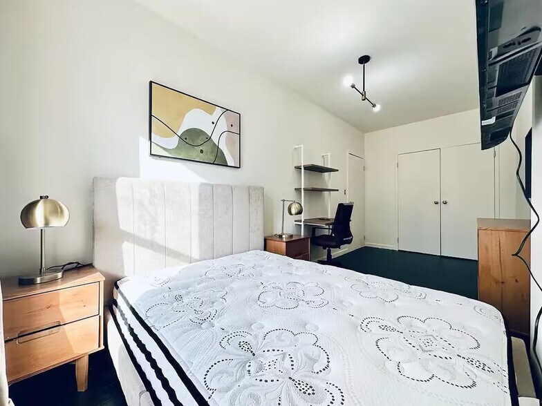 Building Photo - HUGE Room, 3 blocks to Prospect Park, HDTV...