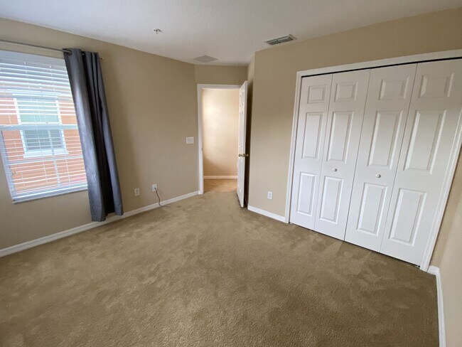 Building Photo - Townhome in Gated Community in the heart of Oviedo