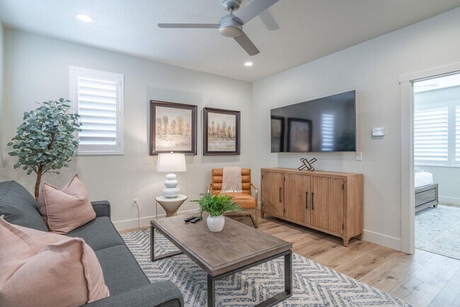 Building Photo - Flexible lease options! Spacious Townhome in Washington