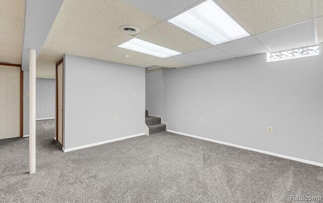 Building Photo - 1921 Vine Way Dr