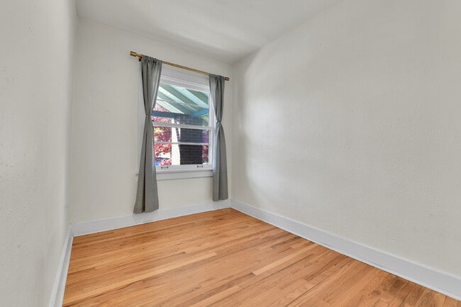 Building Photo - $2,600.00, 1 bed + non-conforming room, 1 ...