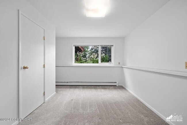 Building Photo - Newly Updated 4 Bedroom UMED Home!