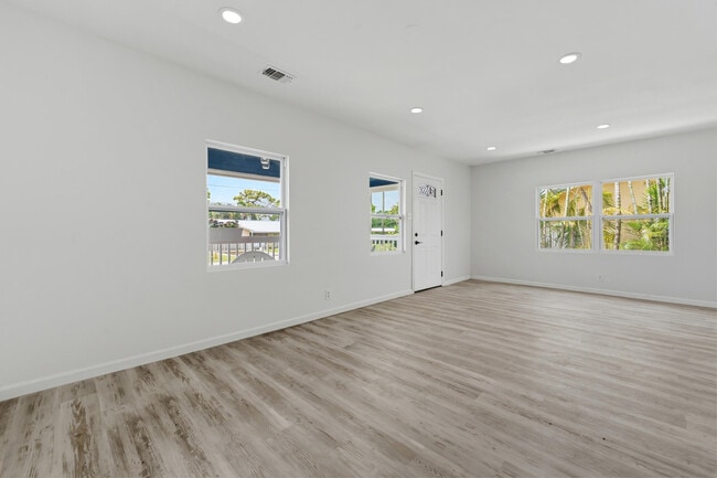 Building Photo - 1566 NW 9th Ave