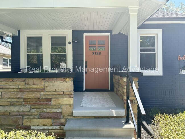 Building Photo - Beautifully Updated 2-Bedroom Home w/ 2-Ca...