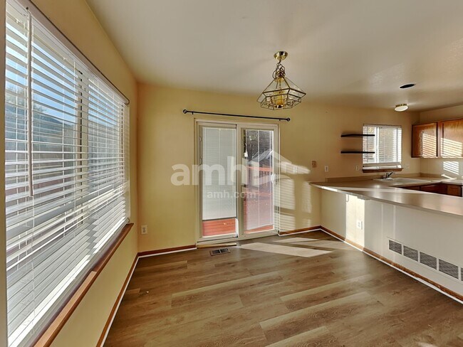 Building Photo - 8952 Cloverleaf Cir