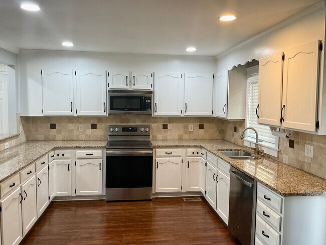 Building Photo - 1190 Park Cir