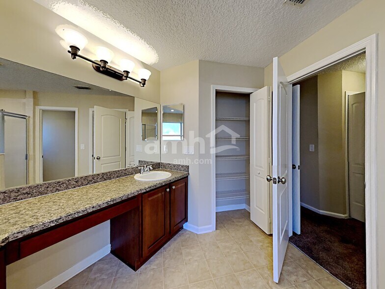 Building Photo - 11390 Oaklawn Rd
