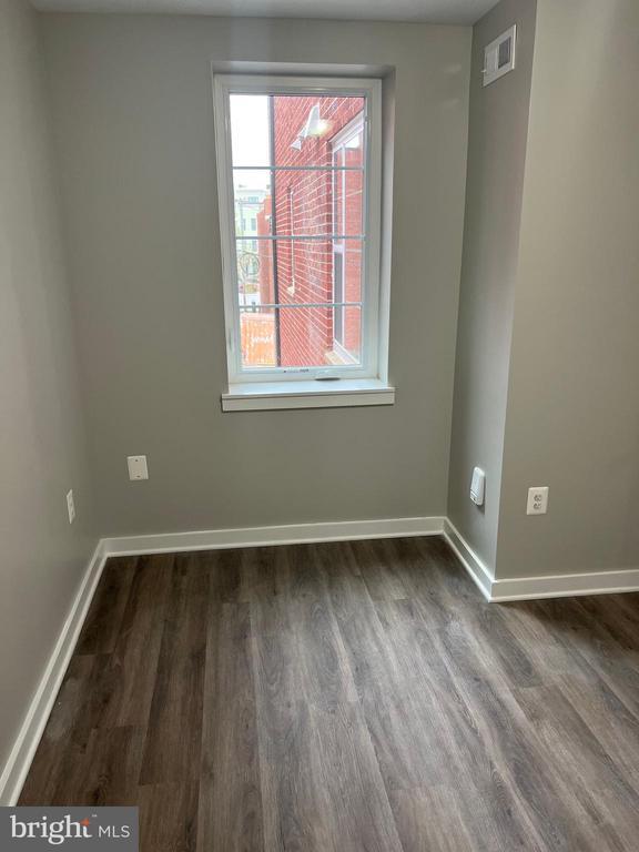 Building Photo - 624 Girard St NE