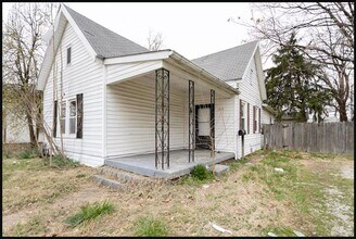 Building Photo - 1318 E Illinois St