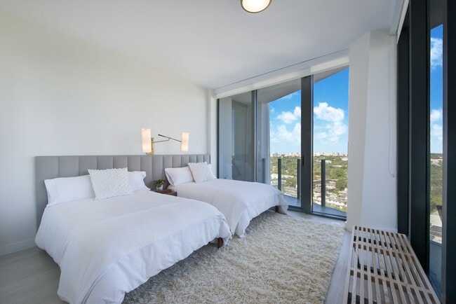 Building Photo - 2831 S Bayshore Dr