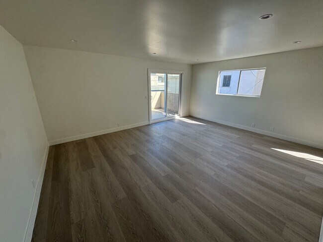 Building Photo - 112 2nd St