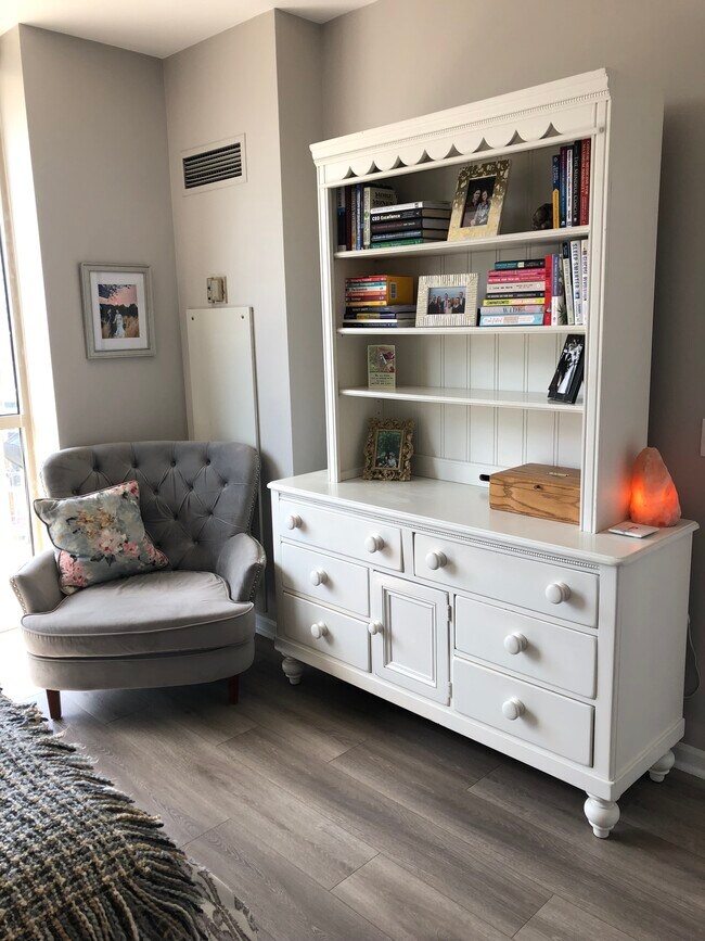 large bedroom - 645 N Kingsbury St