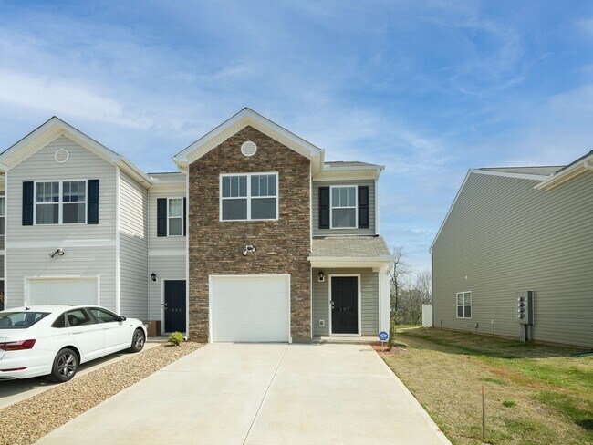 Building Photo - 3 Bed 2.5 Bath Townhome, END UNIT WITH PRIVATE BACKYARD! PRICE REDUCTION!