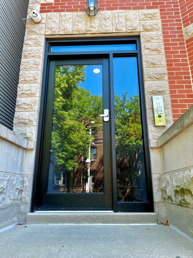 Building Photo - 1059 W Cornelia Ave
