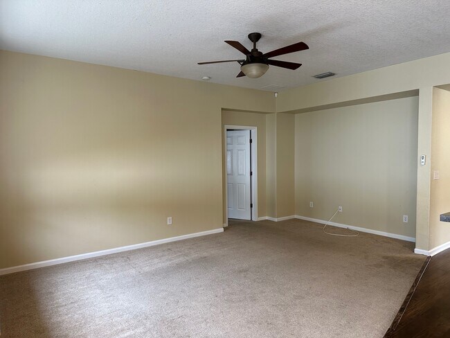 Building Photo - 627 Aeolian Dr