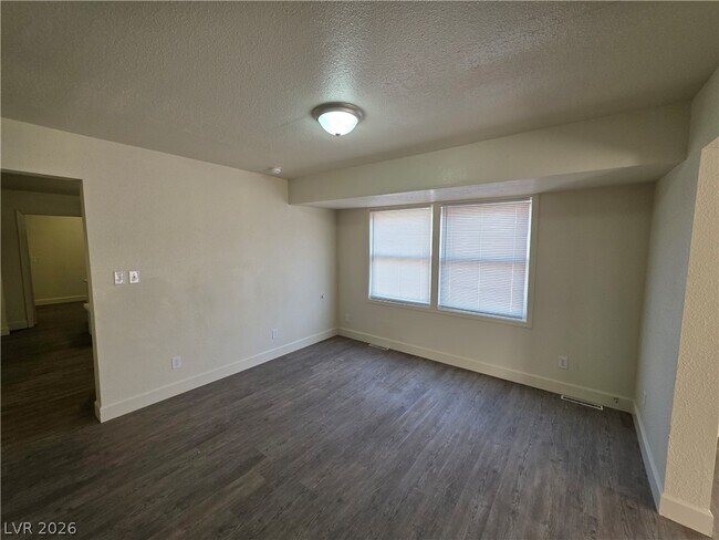 Building Photo - 1590 Mustang Dr