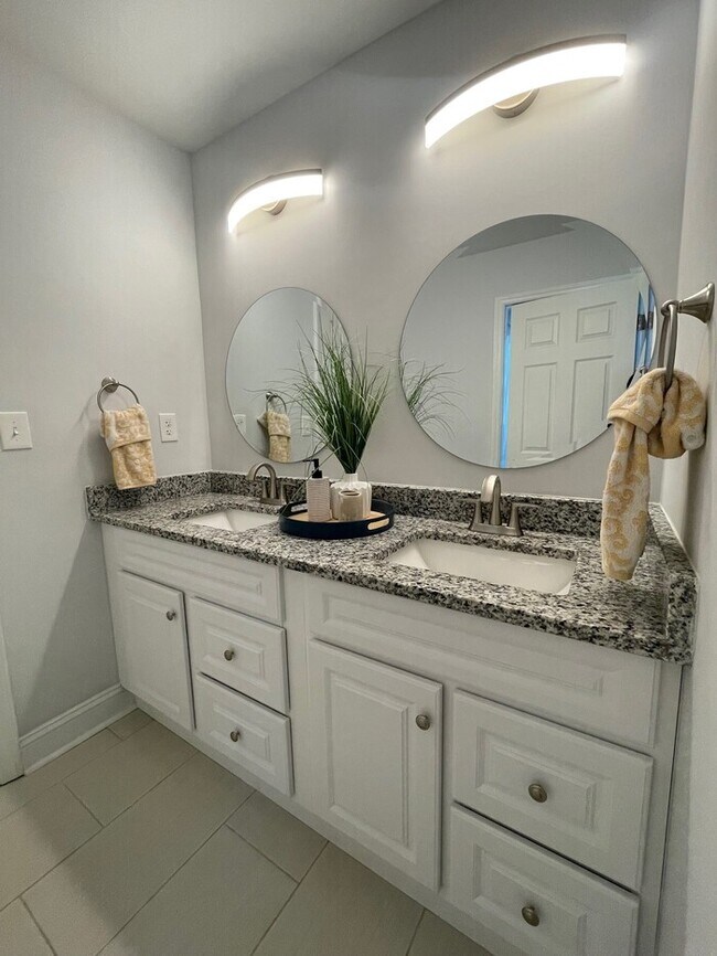 Building Photo - Beautifully Furnished 4-Bedroom Home with ...
