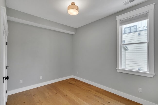 Building Photo - 27 Woodbine St