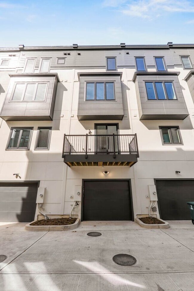 Building Photo - Bloomingdale Townhome | 3 Bed + Den | 3.5 Bath | 1,800 Sf | Large Private Rooftop Deck & Balcony ...