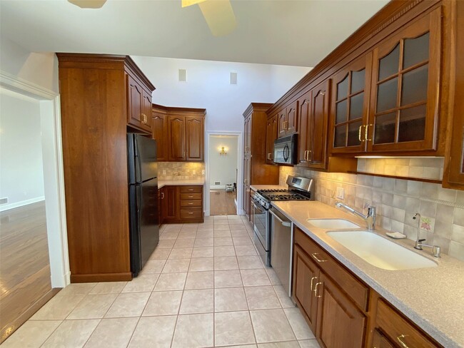 Building Photo - 7 Country Ridge Dr