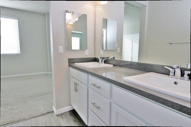 Building Photo - Clean, modern, move-in ready townhouse!