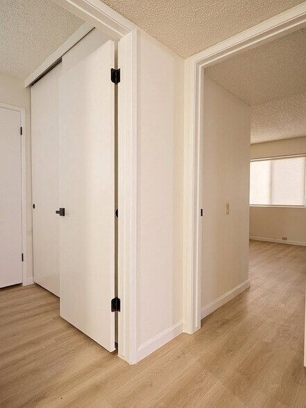 Building Photo - 796 Woodside Ln E