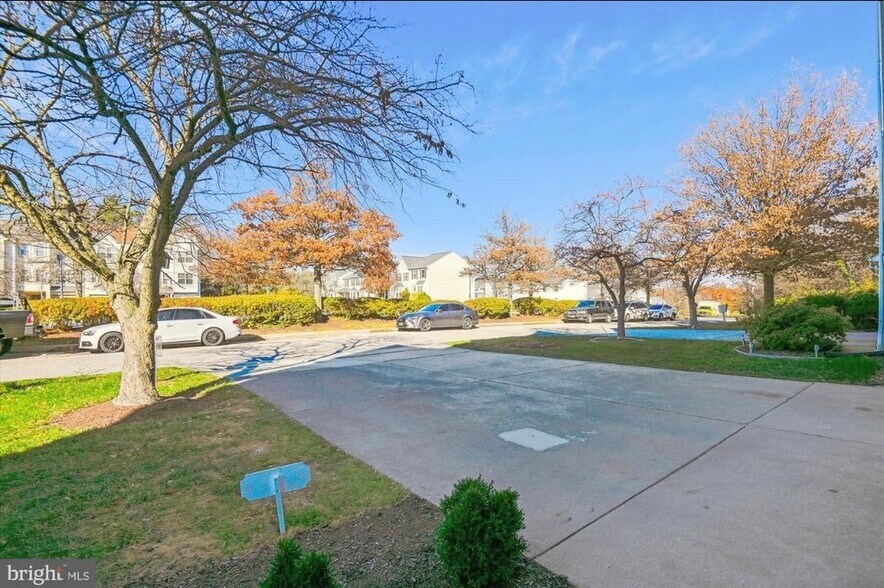 Building Photo - 933 Oakmoor Dr