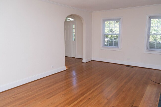 Building Photo - 3 Bedroom Home Located Near UVA