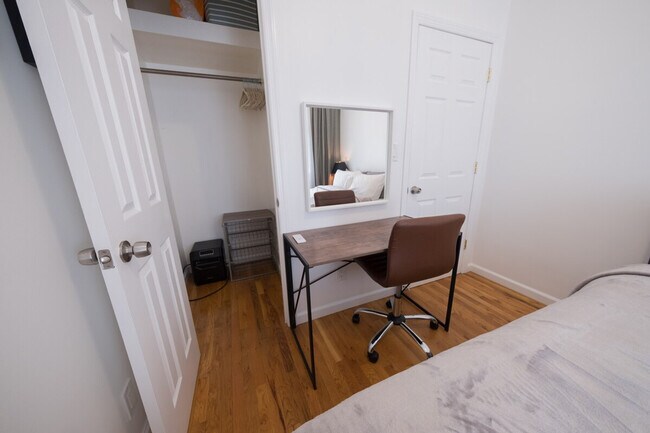 Building Photo - 305 E 104th St