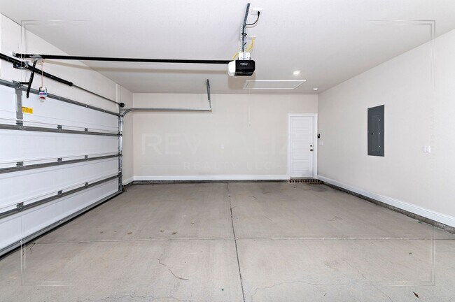 Building Photo - Brand-New 5BR Fairhope Home on Corner Lot with Garage