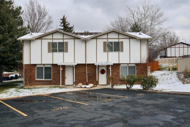 Building Photo - 1979 Parkridge Dr
