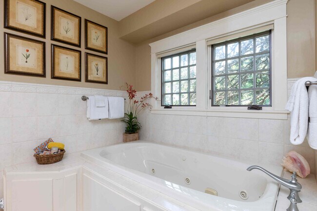 Building Photo - 32 Lock Ln