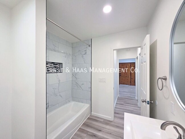 Building Photo - 1084 Walnut Ave