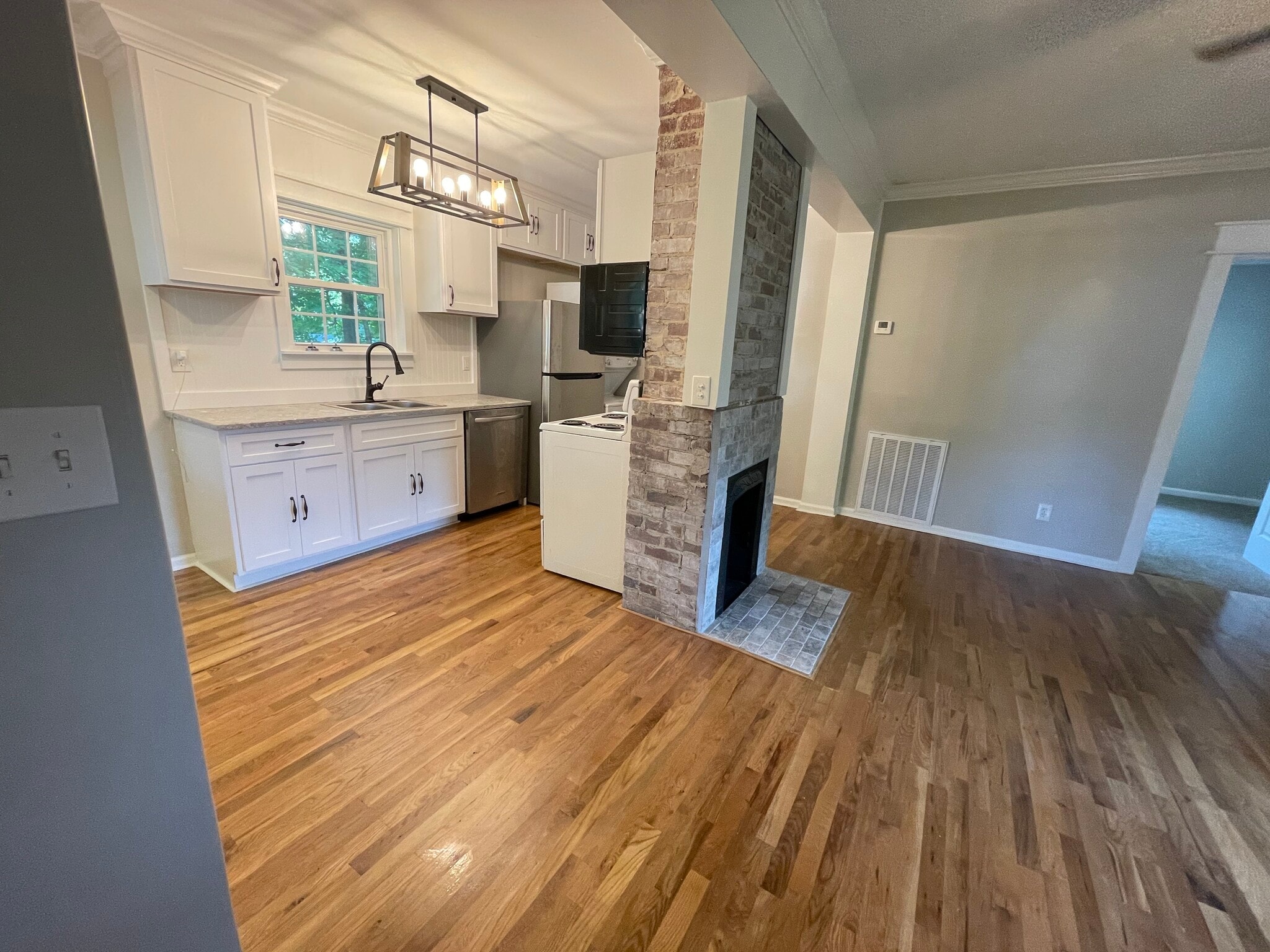 Building Photo - 416 Hillmont Dr NW