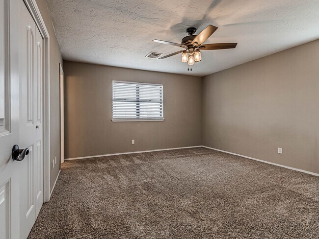 Building Photo - Beautiful 3 bedroom home in the heart of Coweta!