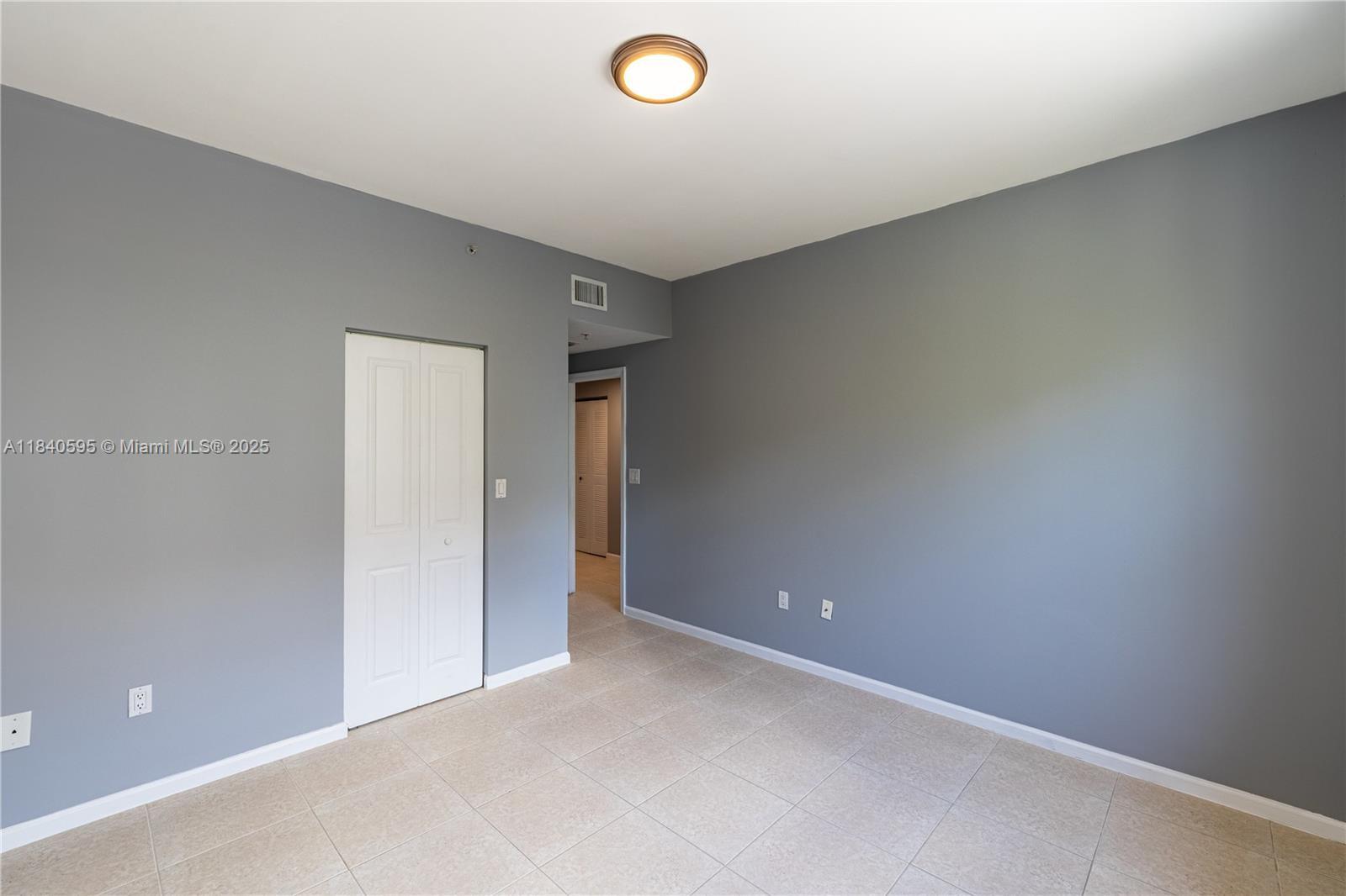 Building Photo - 6020 W Sample Rd