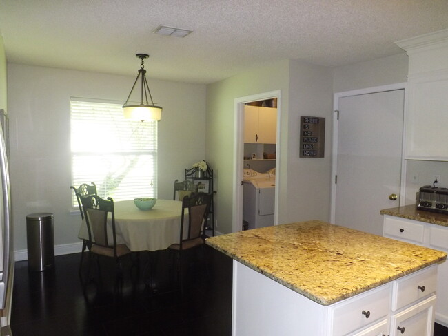 Building Photo - Stunning 3 bedroom 2 bathroom in Heather G...