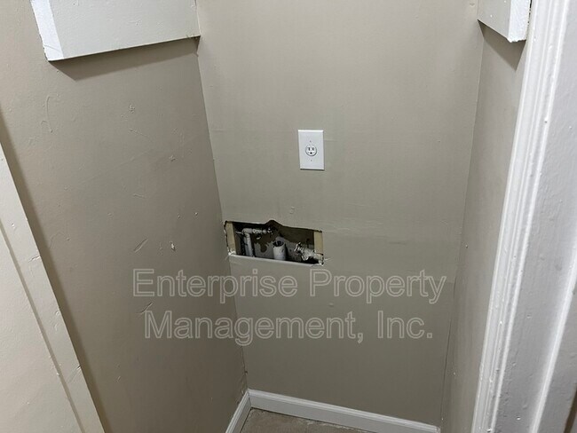 Building Photo - 424 Deerskin Dr