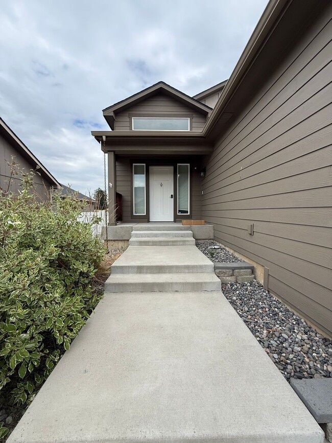 Building Photo - New Listing! Beautiful 4 Bed / 3 Bath Home...