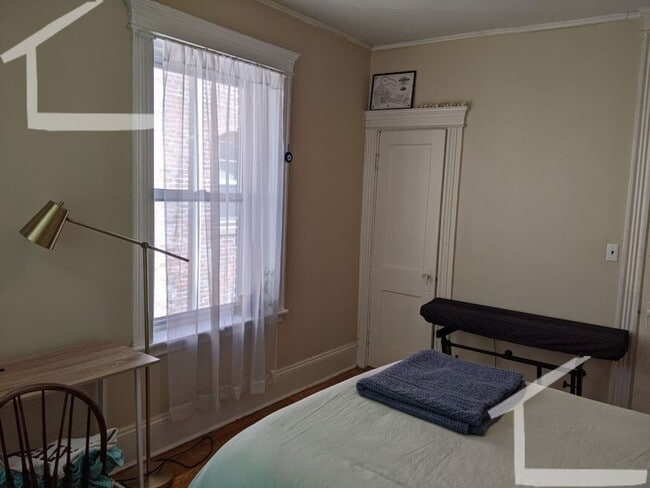Building Photo - No Brokers Fee,3 Bedrooms unit on Coolidge Corner, Laundry on a Site, Heat, Hot Water Included