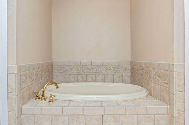 Building Photo - Spacious Home in Navarre!