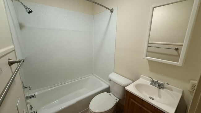 Building Photo - 5 Bedroom 2 bathroom House Available for r...