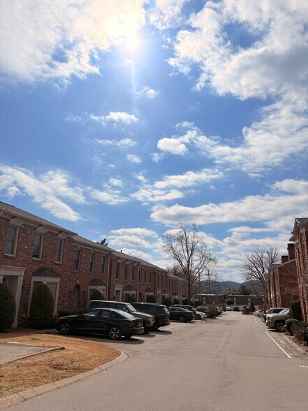 Building Photo - 2032 Graybar Ln