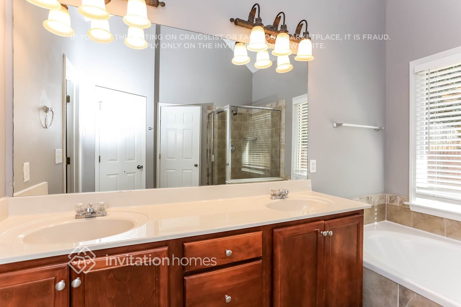 Building Photo - 1085 Chippewa Oak Dr NE