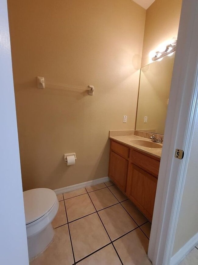 Building Photo - Available Now! Spacious 3 bedroom 2 bathroom home!!!